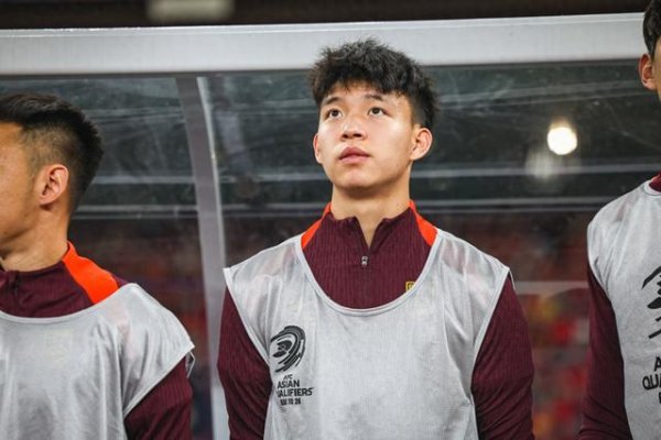 其中一东说念主出任前锋体育录像/图片