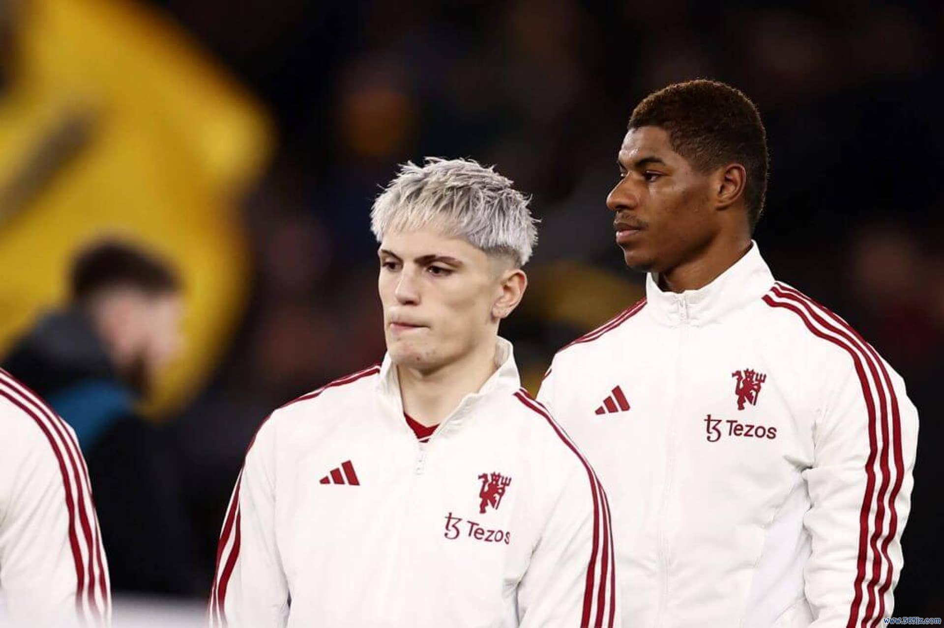 WOLVERHAMPTON体育录像/图片, ENGLAND - FEBRUARY 01: Luke Shaw, Alejandro Garnacho and Marcus Rashford of Manchester United prepare for kick-off as they line up ahead of the Premier League match between Wolverhampton Wanderers and Manchester United at Molineux on February 01, 2024 in Wolverhampton, England. (Photo by Naomi Baker/Getty Images)
