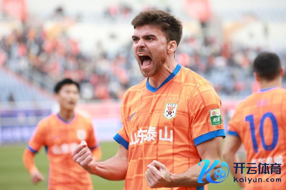 [图]克雷桑1射2传马德鲁加立功 泰山4-1十东说念主英博体育录像/图片