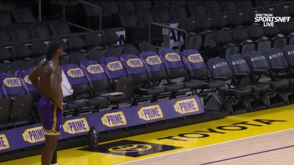 他完成了全场冲刺折返跑以及相连扣篮考试体育集锦