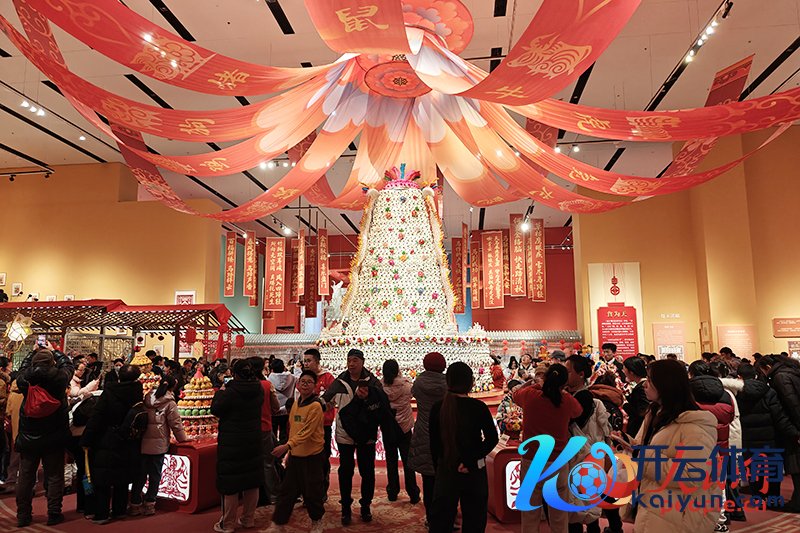 不雅众在中国非物资文化遗产馆参不雅展览。东说念主民网记者 韦衍行摄