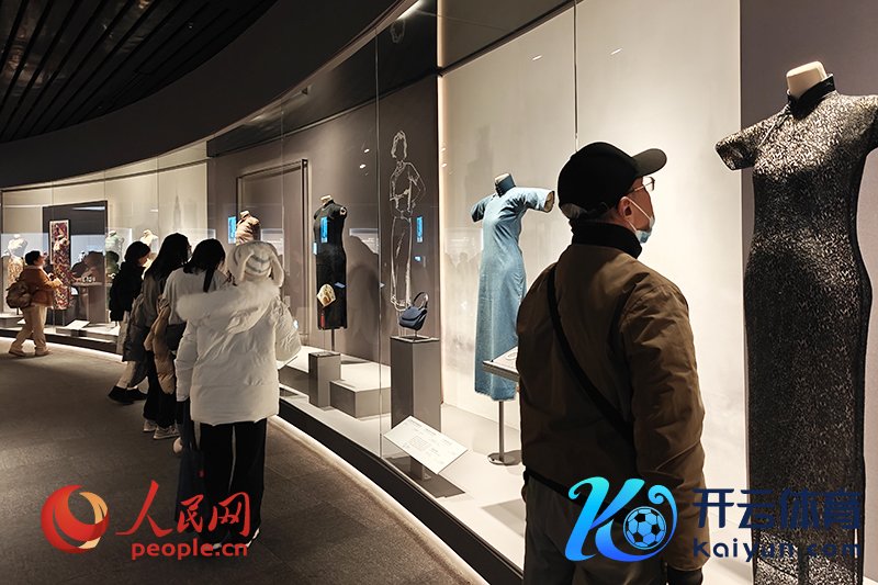 不雅众在上海博物馆参不雅展览。东说念主民网记者 韦衍行摄