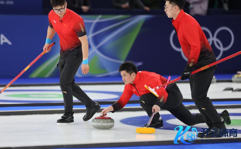 2月18日,中国队选手徐晓明(中)在比赛中掷壶。新华社记者 丁旭 摄